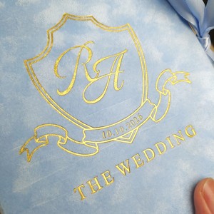 Invitaciones de Boda Elegantes en Terciopelo Azul Cielo Personalizadas, Invitaciones de Acrílico Transparente con Lámina Dorada y Tarjetas RSVP con Código QR - Product Image 5