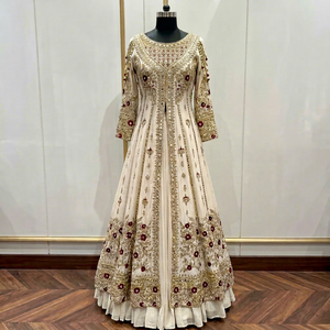 Elegante Vestido Anarkali Lehenga Beige de Chifón con Bordado Floral, Traje Tradicional para Bodas y Compromisos - Product Image 1