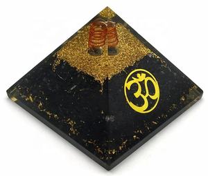 Pyramide d'orgonite en agate artisanale en gros, décoration énergétique, thème de l'amour, bien-être, guérison, maison européenne en agate - Product Image 1