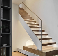 Moderne Doppelplatten-Treppe mit Glasgeländer & Holzstufen, Eingebauter Pflanzkasten, Maßgeschneidertes Design