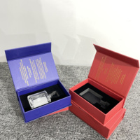 Boîte cadeau de luxe pliable à fermeture magnétique en papier d'art mat rigide noir personnalisé avec une pièce de monnaie dorée carrée blanche