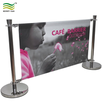 Barrière de café rectangulaire robuste en acier inoxydable avec impression CMYK, logo personnalisé, poteau de guidage portable rétractable pour file d'attente de restaurant