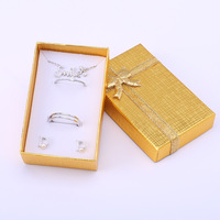 Boîte à bijoux haut de gamme en carton doré et argenté brillant, avec gaufrage et sérigraphie, pour bagues, boucles d'oreilles et colliers, avec doublure en éponge