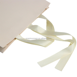 Coffret rigide en carton de luxe personnalisé, en papier coton texturé beige, avec couvercle magnétique, gaufrage, revêtement UV et doublure en éponge, recyclable - Product Image 6