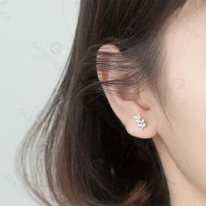 עגילי עלה זית שלום משובצים זירקוניה מעוקבת מצופים רודיום וציפוי זהב 18 קראט, תכשיטי אופנה מדגם ג'מנל פליז לנשים למסיבות - Product Image 2