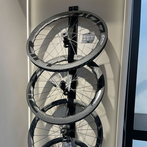 Présentoir vertical réglable de roue de bicyclette <span class=keywords><strong>pour</strong></span> le support de vélo fixé au <span class=keywords><strong>mur</strong></span> de roue de salle d'exposition de magasin <span class=keywords><strong>pour</strong></span> le logo d'OEM d'axe de QR Thru - Product Image 2