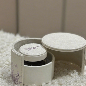 Boîte de rangement pour parfum en cuir imprimé lavande, cylindrique, faite à la main, pour comprimés d'aromathérapie, avec fermeture magnétique rotative - Product Image 3