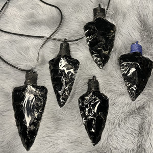 Venta al por mayor de colgantes de obsidiana tallada a mano en forma de flecha, estilo boho, cristal para atracción de riqueza, piedra decorativa tallada, piedra en bruto. - Product Image 4