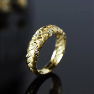 Anello con Indice Intrecciato in Zirconi per Donne, Gioiello da Dito Vintage Elegante e alla Moda - Product Image 5