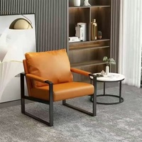 Fauteuil de salon discret GEDO Wabi-sabi 2026 avec accoudoirs en acier inoxydable et revêtement en cuir noir souple