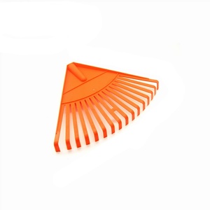 Râteau à gazon avec manche en plastique et tête en bois, à dents en plastique - Product Image 1