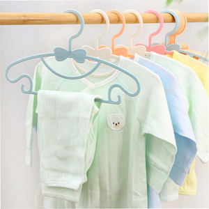 ไม้แขวนเสื้อเด็กแบบเรียบง่าย ทำจากพลาสติก ไม่ทิ้งรอย สำหรับเด็ก  ตะขอเกี่ยวกันลื่น ไม้แขวนเสื้อเด็กเล็ก - Product Image 2