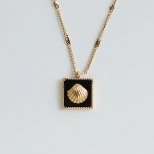 Collar con Colgante de Acero Inoxidable con Cadena Chapada en Oro Resistente al Deslustre y Concha Cuadrada de Esmalte Negro para Mujer - Product Image 1