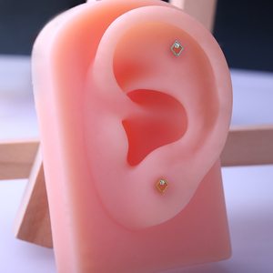 YS Piercing per il Corpo in Titanio ASTM F136, Orecchini a Perno con Zirconi Cubici Placcati Oro, Vendita all'Ingrosso - Product Image 5