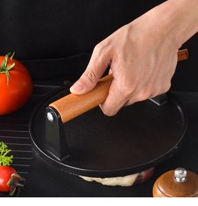 Prensa de hierro fundido para hamburguesas y carne de res con mango de madera, para asar carne a la parrilla, tabla metálica duradera - Product Image 3