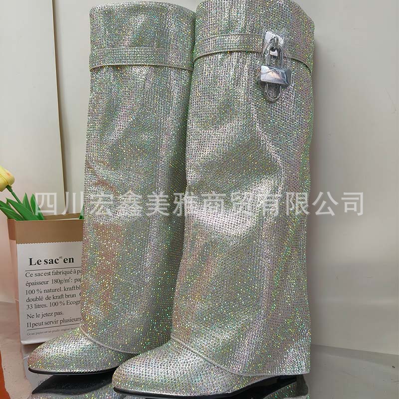 Base in argento + chiusura triangolare con diamanti colorati