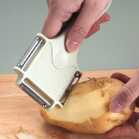5-in-1 multifunctionele keukenhulp met antislip handvat, handmatige fruit- en groenteschiller voor aardappelen, komkommers en meer.