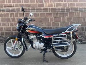 Motocicletta Wuyang Weiling <span class=keywords><strong>150</strong></span> <span class=keywords><strong>Cross</strong></span> - Efficiente nei Consumi e Resistente per Lunghi Viaggi - Product Image 1