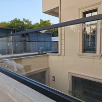 Plateforme de balcon en alliage d'aluminium avec main courante fixe en verre, rainure en U intégrée, fente pour carte, garde-corps de style moderne et simple