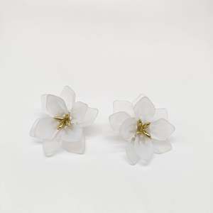 Fashion Stud Earrings White <b>Flower</b> Design PVD Gold Plated 316L Stainless Steel Sustainable Resistant - Product Image 1