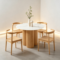 Ensemble de table à manger ronde moderne avec plateau en céramique et base en bois cannelé, chaises en bois massif à dossier incurvé, meubles pour la maison et les restaurants