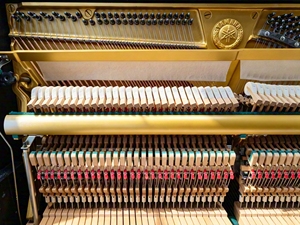 1 Piano Yamaha U1H Importado de Japón en Venta, Piano Vertical Digital de 88 Teclas con Sonido Estable, Venta al por Mayor y Exportación - Product Image 4