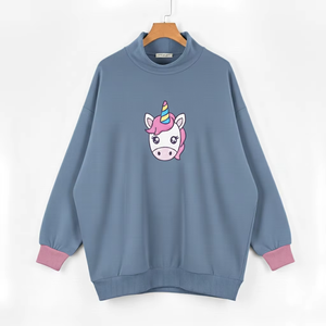 เสื้อสเวตเชิ้ตคอเต่าโอเวอร์ไซส์ปี 2026 พร้อมตราสัญลักษณ์ ผ้าฟลีซพรีเมียมสำหรับผู้หญิง อุ่นสบายสำหรับฤดูใบไม้ร่วงและฤดูหนาว สไตล์ลำลองแนวสตรีทแวร์ - Product Image 1