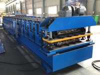 Machine de production automatique de panneaux de toiture trapézoïdaux et ondulés en métal à double couche