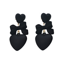 Boucles d'oreilles créoles classiques pour femmes avec motif cœur noir, polyvalentes, en acrylique haut de gamme, cadeau idéal pour femmes, vente en gros