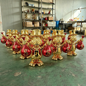 Esclusiva Statuetta da Collezione di Scrooge McDuck in Resina Dorata con Sacchi di Denaro Rossi - Product Image 6