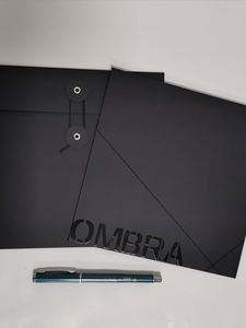 Sobre de Papel Kraft de Lujo con Textura de Madera Personalizada, Formato A4, con Cierre de Botón y Cordón - Product Image 5
