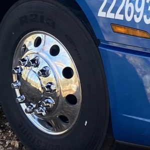 Kit complet de caches d'essieu en ABS chromé avec 60 pièces de caches d'écrous de roue à filetage de 33 mm pour semi-remorques. - Product Image 6