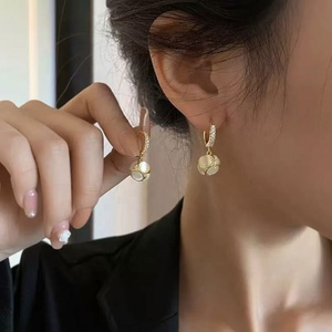 Pendientes Largos Geométricos de Cristal con Perlas de Imitación Chapadas en Oro Estilo Coreano Vintage, Joyería de Moda para Mujeres, Regalos para Fiestas - Product Image 2