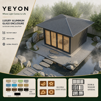 Yeyon OEM Serre de jardin autoportante en verre avec toit en tuiles ondulées, portes coulissantes frontales larges vitrées et drainage intégré