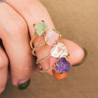 En gros Bague en laiton plaqué or 14K avec pierre précieuse irrégulière de quartz rose (pierre de naissance) et cristal brut de guérison