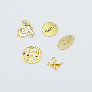 Etiqueta de Metal Redonda Personalizada con Logotipo de Zapatos Chapada en Oro, Placa con Nombre de Marca en Relieve 3D - Product Image 3