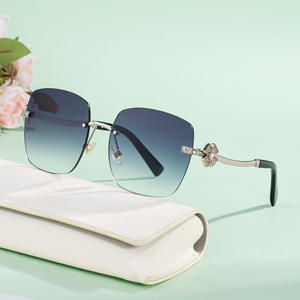 Gafas de Sol sin Marco Dolce & Gabbana, Protección UV400 Clase 2, Diseño de Trébol de Cuatro Hojas con Pedrería para Mujer, Lentes Negras de PC - Product Image 4