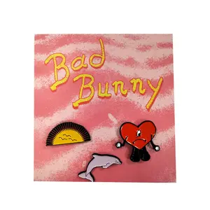 Großhandel billig Metall schwarz vernickelt Bad Bunny Abzeichen Bad Bunny Revers benutzer definierte weiche Emaille Pin auf Lager Brosche Pins
