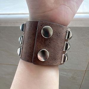 Bracelet à ongles carrés à trois rangées Bracelet large en cuir Punk accessoires de motocycliste rétro personnalisés - Product Image 4