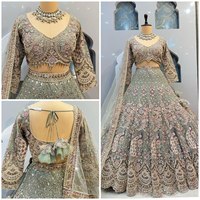 BD lance un Lehenga Choli semi-cousu en Georgette Fox à paillettes évasées de 4 mètres, idéal pour les fêtes et festivals, en toile de haute qualité.