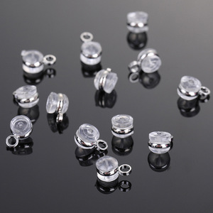 Accessoires pour boucles d'oreilles, clous en métal plaqué or en forme de fleur avec inserts en silicone pour la fabrication de boucles d'oreilles - Product Image 3