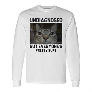 Camiseta de manga larga con meme de gato: Sin diagnosticar, pero todos creen que es así, camiseta con meme de gato - Product Image 2