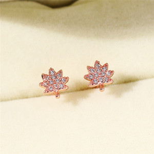 Orecchini a Perno con Cristalli a Forma di Foglia d'Acero per Donne, Mini Accessori Eleganti Ispirati alla Natura per Uso Quotidiano - Product Image 3