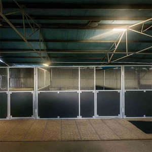 Establos para Caballos de Metal Galvanizado en Caliente, 2.5 x 4 m, Establos Portátiles para Caballos al Aire Libre con Tubos de Acero y Techo de Bambú - Product Image 4