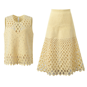 Ensemble tricoté ajouré pour femme avec décoration diamant <span class=keywords><strong>jaune</strong></span>, comprenant un cardigan à manches longues, un débardeur et une jupe mi-longue assortie - Product Image 2