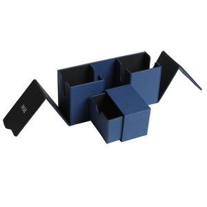 Boîte de jeu de cartes personnalisée en cuir PU, bleue, coins carrés, portable, avec gaufrage des initiales MH - Product Image 1