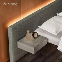 Lit double moderne avec tête de lit en tissu plissé horizontal délicat avec veilleuse LED grands lits en lévitation