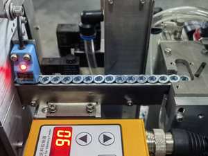 Machine d'alimentation <span class=keywords><strong>automatique</strong></span> et de sertissage de rivets pour tête de matrice en alliage de titane dans la production de composants de plaque de protection automobile - Product Image 3