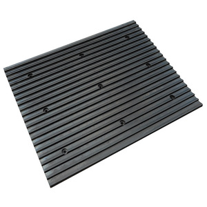 แผ่นยางกันลื่นแบบแข็ง 100x80x2.5 มม. ลดเสียงรบกวน สำหรับลานจอดรถใต้ดิน ลดความเร็วการจราจร - Product Image 3