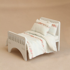 Nouveau modèle de <span class=keywords><strong>lit</strong></span> pour maison de poupée <span class=keywords><strong>en</strong></span> <span class=keywords><strong>bois</strong></span> avec taie d'oreiller pour mini poupées - Product Image 4